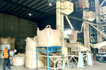 Kiểm tra sản phẩm tại kho hàng của Công ty 2/9 Đắk Lắk.