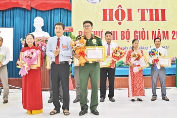 Các thí sinh đạt giải Hội thi bí thư chi bộ thị xã Duyên Hải.