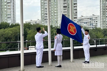 Lễ thượng cờ ASEAN tại Nga. (Ảnh: THÙY VÂN)