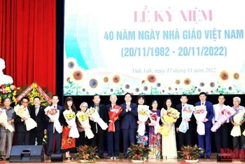 Bí thư Tỉnh ủy Đắk Lắk Nguyễn Đình Trung tặng hoa chúc mừng các thế hệ cán bộ quản lý, nhà giáo trên địa bàn tỉnh.