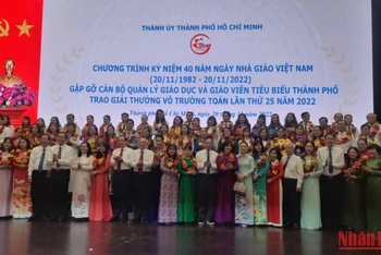 Các nhà giáo chụp ảnh lưu niệm cùng với lãnh đạo Thành phố Hồ Chí Minh.