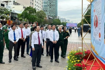 Các đại biểu tham quan triển lãm tại đường đi bộ Nguyễn Huệ.