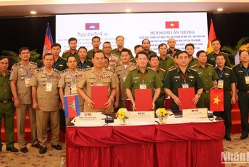 Đại diện các bên thực hiện ký kết về công tác phối hợp điều tra tội phạm về ma túy giữa Việt Nam-Campuchia.