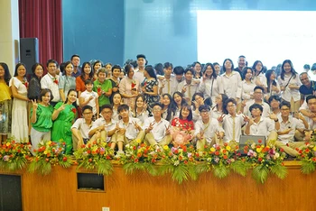 Học sinh lớp 12D3 Phan Huy Chú - Đống Đa trong lễ tri ân. 