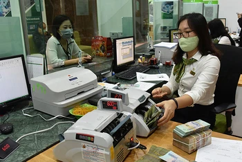 Khách hàng giao dịch tại chi nhánh Vietcombank. (Ảnh LÂM THANH)