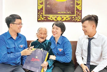 Các đoàn viên, thanh niên phường Phước Ninh, quận Hải Châu thăm hỏi Mẹ Việt Nam Anh hùng Nguyễn Thị Sự.