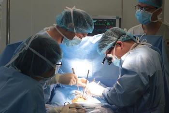 Các bác sĩ Khoa Phẫu thuật tim trẻ em, Trung tâm Tim mạch (Bệnh viện E) thực hiện ca phẫu thuật đặt máy tạo nhịp cho trẻ 40 ngày tuổi.