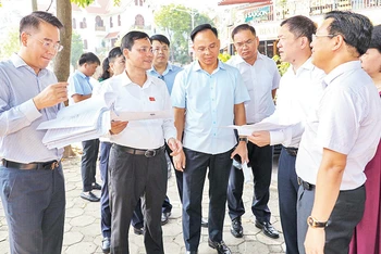 Đoàn khảo sát của Thường trực HĐND thành phố Hà Nội khảo sát thực tế khu vực xây dựng trường học tại địa bàn quận Hoàng Mai. (Ảnh GIA HUY)