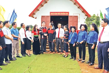 Đồng chí Nguyễn Đình Trung (người thứ 7 từ trái qua) dự Ngày hội đại đoàn kết toàn dân tộc năm 2023 tại buôn Kri, xã Ea Sol, huyện Ea H’leo (Đắk Lắk).