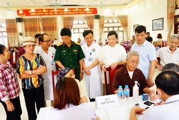 Các y, bác sĩ tư vấn, khám sức khỏe cho các đối tượng chính sách trên địa bàn xã Minh Châu, huyện Ba Vì, thành phố Hà Nội.