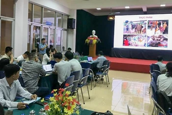 Báo cáo viên trình tại hội thảo.