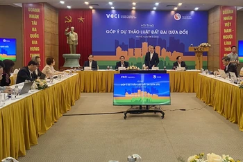 Bộ Tài nguyên và Môi trường phối hợp Liên đoàn Thương mại và Công nghiệp Việt Nam (VCCI) tổ chức hội thảo Góp ý dự thảo Luật đất đai (sửa đổi) tại Hà Nội.