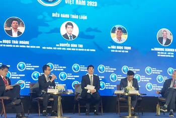 Các đại biểu trao đổi, thảo luận về thúc đẩy kinh tế tuần hoàn tại Việt Nam.