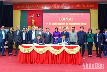 Lễ ký kết Chương trình hợp tác tuyên truyền giai đoạn 2023-2025 giữa Báo Nhân Dân và Tỉnh ủy Thái Nguyên. (Ảnh: THÀNH ĐẠT)