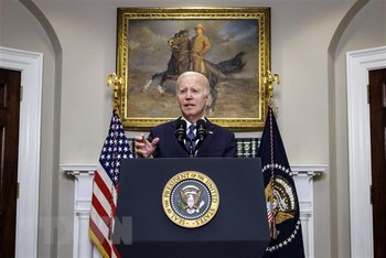 Tổng thống Mỹ Joe Biden thông tin về thỏa thuận hợp tác trần nợ công vừa phải đạt được với Chủ tịch Hạ viện Kevin McCarthy, bên trên Washington DC., ngày 28/5. (Ảnh: AFP/TTXVN)