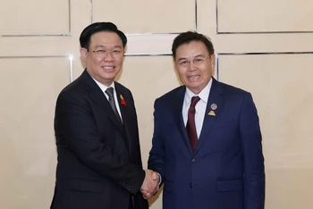 Chủ tịch Quốc hội Vương Đình Huệ và Chủ tịch Quốc hội Lào Saysomphone Phomvihane. (Ảnh:TTXVN)