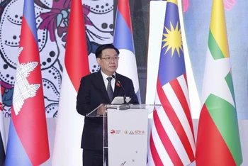 Chủ tịch Quốc hội Vương Đình Huệ phát biểu tại Phiên toàn thể thứ nhất AIPA-44. (Ảnh: TTXVN)