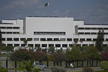 Quang cảnh bên ngoài tòa nhà Quốc hội Pakistan ở Islamabad. (Ảnh: AFP/TTXVN)