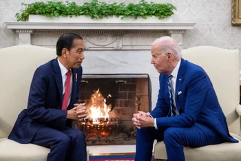Tổng thống Mỹ Joe Biden (phải) và Tổng thống Indonesia Joko Widodo tại cuộc gặp ở Nhà Trắng ngày 13/11/2023. (Ảnh: AFP/TTXVN)