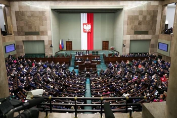 Phiên họp đầu tiên của Hạ viện Ba Lan (Ảnh: Reuters)
