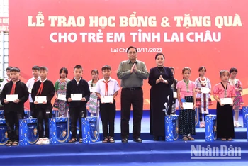 Thủ tướng Phạm Minh Chính trao quà và học bổng tặng các học sinh