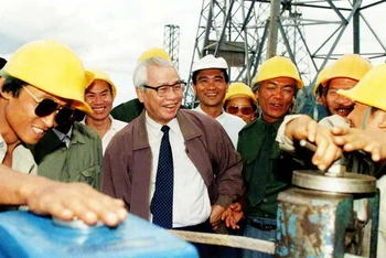Thủ tướng Võ Văn Kiệt trên công trường đường dây 500KV Bắc-Nam. (Ảnh: Minh Đạo)