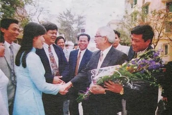 Giảng viên, sinh viên ĐHQG Hà Nội tặng hoa Thủ tướng Võ Văn Kiệt (năm 1997). (Ảnh: congan.com.vn) 