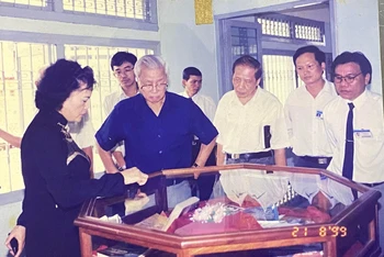 Ông Trần Hữu Phước (hàng đầu, thứ ba từ phải sang) trong một lần tháp tùng Thủ tướng Võ Văn Kiệt (thứ 2 từ trái sang) thăm một bảo tàng ở TP Hồ Chí Minh năm 1999. (Ảnh tư liệu)