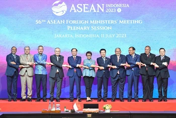 Các Bộ trưởng Ngoại giao ASEAN chụp ảnh chung. (Ảnh:TTXVN)