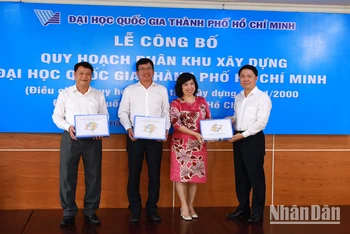Đại diện Bộ Xây dựng bàn giao hồ sơ quy hoạch cho đại diện Đại học Quốc gia Thành phố Hồ Chí Minh, tỉnh Bình Dương và Thành phố Hồ Chí Minh.