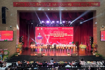 Lãnh đạo Học viện Chính trị quốc gia Hồ Chí Minh; lãnh đạo Thành ủy Thành phố Hồ Chí Minh trao cờ lưu niệm cho các trường chính trị tham gia hội thi.