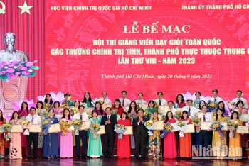 Các giảng viên đạt danh hiệu giảng viên xuất sắc nhận bằng khen và giấy chứng nhận của Học viện Chính trị quốc gia Hồ Chí Minh.