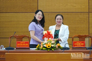 Đồng chí Nguyễn Hoài Anh trao tặng Tỉnh ủy Đồng Tháp một số đầu sách lý luận chính trị.