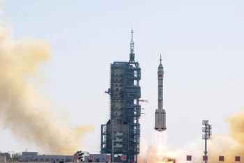 Trung Quốc phóng tàu Thần Châu 17 đưa 3 phi hành gia vào vũ trụ. (Ảnh: Tân Hoa Xã)