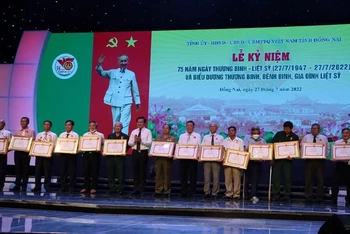Lãnh đạo tỉnh Đồng Nai trao Bằng khen cho người có công tiêu biểu nhân dịp kỷ niệm 75 năm Ngày Thương binh-Liệt sĩ.