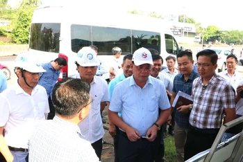 Phó Chủ tịch Ủy ban nhân dân tỉnh Đồng Nai Võ Tấn Đức kiểm tra tiến độ giải phóng mặt bằng dự án hai tuyến giao thông kết nối sân bay Long Thành.