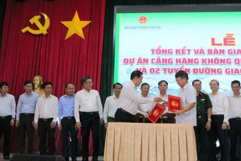 Đại diện Ủy ban nhân dân tỉnh Đồng Nai và Cảng hàng không miền Nam ký kết biên bản bàn giao đất thực hiện dự án sân bay Long Thành.