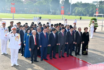 Các đồng chí lãnh đạo, nguyên lãnh đạo Đảng, Nhà nước vào Lăng viếng Chủ tịch Hồ Chí Minh.