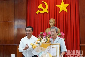 Bí thư Tỉnh ủy Long An Nguyễn Văn Được trao Huy hiệu 60 năm tuổi Đảng cho đồng chí Phạm Thanh Phong.
