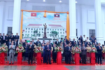 Lãnh đạo hai Bộ Công an hai nước Việt Nam-Lào cắt băng khánh thành công trình Học viện Chính trị Công an Lào. (Ảnh: Trịnh Dũng)