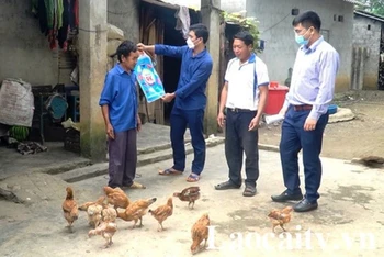 Cán bộ, đảng viên Văn phòng Ủy ban nhân dân huyện Bát Xát “đỡ đầu” xóa nghèo 20 hộ ở xã Trịnh Tường, huyện Bát Xát. 