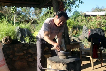 Ông Mùa A Mang, thôn Tả Phìn, xã Tả Phìn rèn dao chuẩn bị cho mùa sản xuất.