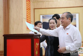 Các đại biểu bỏ phiếu tín nhiệm đối với những chức danh do Hội đồng nhân dân tỉnh Quảng Ngãi bầu.