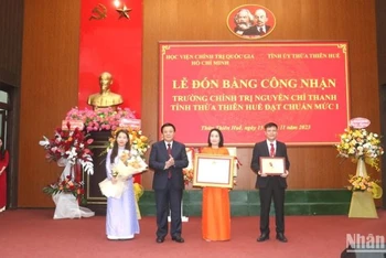 Giám đốc Học viện Chính trị Quốc gia Hồ Chí Minh Nguyễn Xuân Thắng trao Bằng và biểu trưng công nhận đạt chuẩn mức 1 cho Trường Chính trị Nguyễn Chí Thanh.