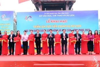 Các đại biểu cắt băng khai mạc triển lãm.