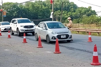 Tổ công tác chuyên đề xử lý vi phạm nồng độ cồn của Phòng Cảnh sát giao thông tỉnh Thái Nguyên làm nhiệm vụ trên quốc lộ 37.