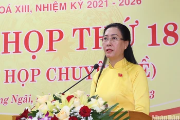 Đồng chí Bùi Thị Quỳnh Vân, Ủy viên Trung ương Đảng, Bí thư Tỉnh ủy, Chủ tịch Hội đồng nhân dân tỉnh Quảng Ngãi phát biểu tại kỳ họp. 