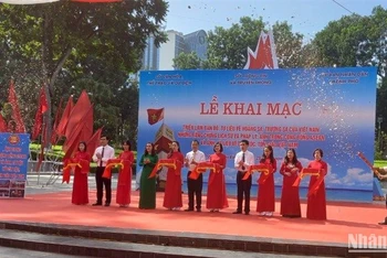 Các đại biểu cắt băng khai mạc triển lãm.