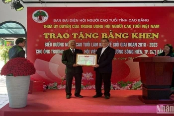 Ban đại diện Người cao tuổi tỉnh Cao Bằng trao Bằng khen của Trung ương Hội Người cao tuổi Việt Nam cho hội viên.