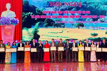 Lãnh đạo tỉnh Cao Bằng trao Bằng khen cho các cá nhân có nhiều thành tích trong xây dựng nông thôn mới tại địa phương. 